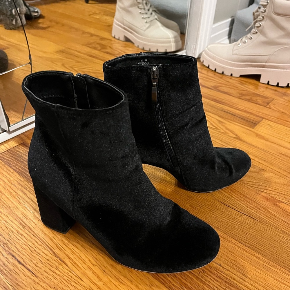 Velvet black boots